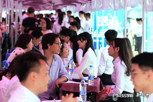 学生从容应聘.jpg