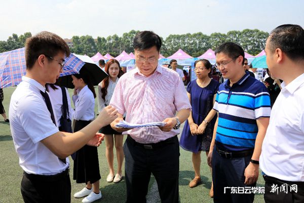 校长黄大乾与应聘学生交流.jpg